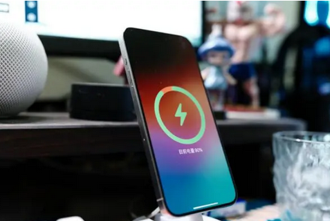 宿州苹果15换屏服务分享用什么充电器给iPhone15充电更好 